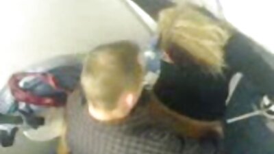 શરમાળ છોકરો વિશ્વાસ કરી શકતો નથી કે મિત્રો મમ્મી તેના ડિકને સ્પર્શ કરી રહી છે