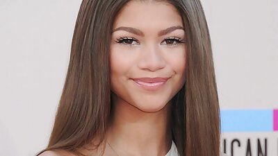 એશિયન સ્લટ રોકડ માટે જાહેરમાં નગ્ન વકિંગ