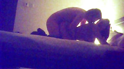 હોટ ટીન સ્કુલગર્લ એક વૃદ્ધ માણસને બ્લોબ્જોબ આપે છે