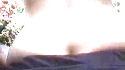 જ્યારે છોકરી સ્નાન કરી રહી હતી ત્યારે રફ બ્લેક ગાય્ઝ ટોઇલેટમાં ફાટ્યો