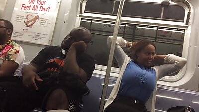 સાર્વજનિક લાઇબ્રેરીમાં જાપાનીઝ છોકરીને ફસાવવામાં આવી