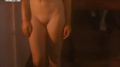 યુવાન ટીન મૂર્ખ માં ટોટી લે છે