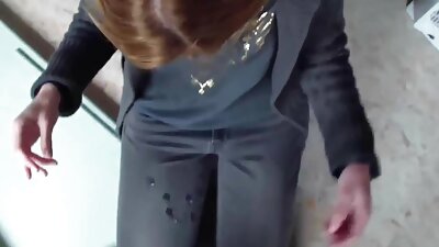 પાગલ બસની પાછળની સીટ પર તેની ડિક બહાર કાે છે