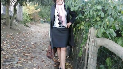 બસ્ટી મમ્મીએ તેના પુત્રો મિત્રને ચોદ્યા