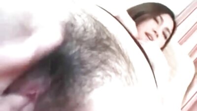 Kinky શ્યામા ચિક આનંદ માં તાજા કમ