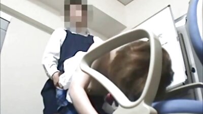 વિચિત્ર છોકરાએ તેના સ્લટી ટીચરને ડિલ્ડો સાથે પકડ્યો