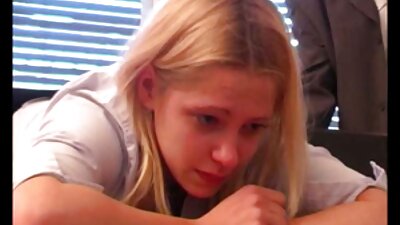 તોફાની દાદી સોફા પર હસ્તમૈથુન કરતી પકડાઈ