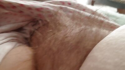 ગંદા વૃદ્ધ માણસ તાજા યુવાન પુસીનો સ્વાદ માણે છે