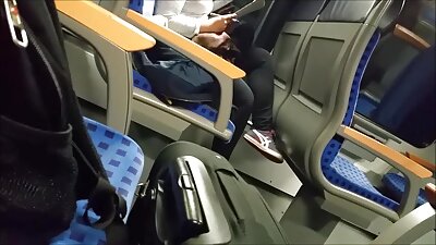 હોટ મીલ્ફ સ્લટ પ્રલોભન આપે છે અને તેના પાડોશીને ચૂડે છે