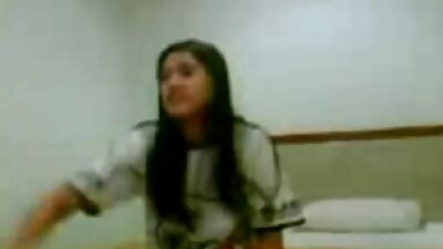 હોટ બ્રુનેટ ટીન જાહેરમાં તેના રસદાર બૂબ્સ ફ્લેશ કરી રહી છે