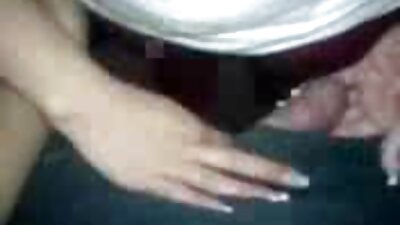 માતાપિતાએ તેમની પુત્રીને પાર્કમાં રમવા માટે કહ્યું