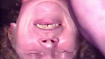 યુવાન નાની ચિક તેના પ્રથમ ગુદા કરે છે