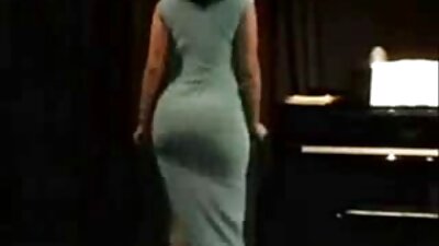 વૃદ્ધ મહિલા દ્વારા છોકરાને ફસાવવામાં આવે છે